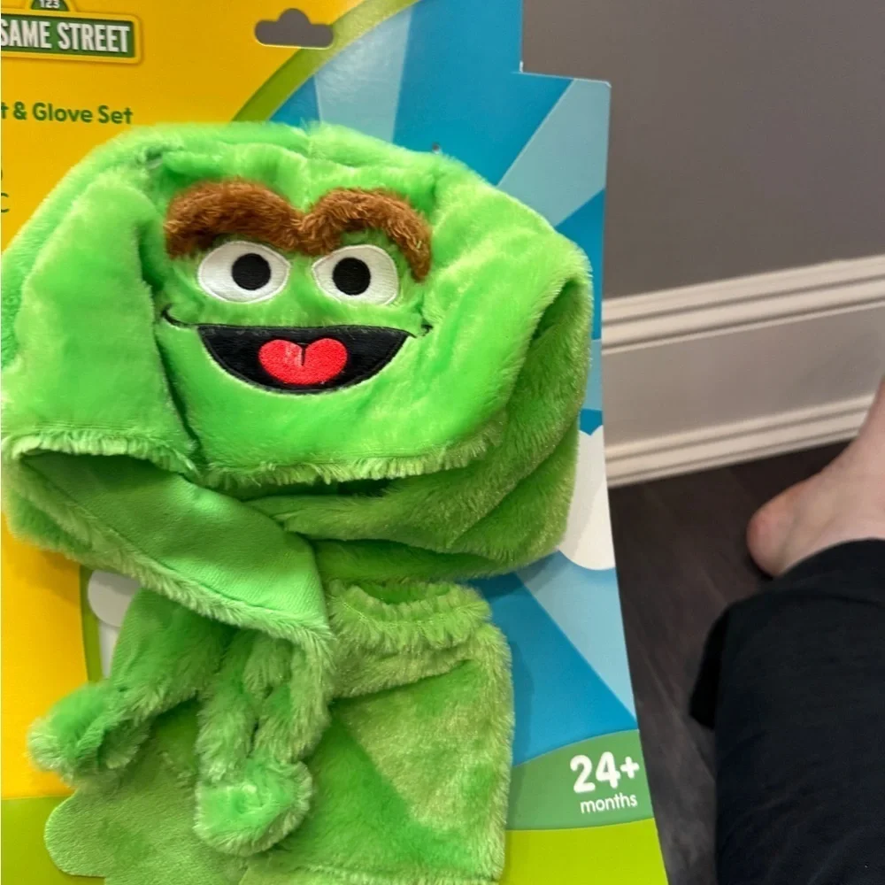 NWT Sesame Street Oscar the Grouch Green Furry Hat & Glove Set for 24M+ Boy Girl